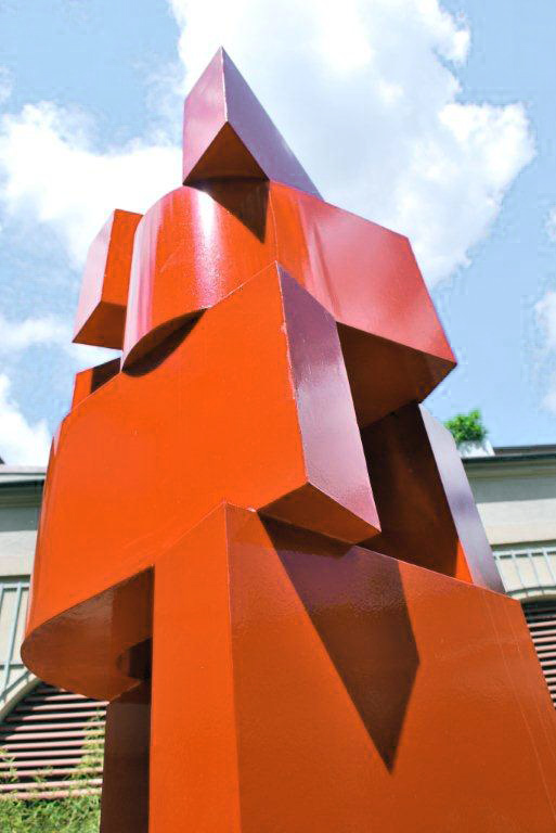 Detailansicht Rote Skulptur aus gestapelten Buchstaben