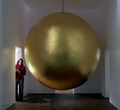 Modell Innenansicht goldene Kugel im kubischen Raum